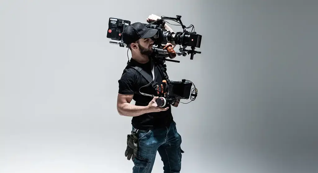 Operatore video professionale con cinepresa