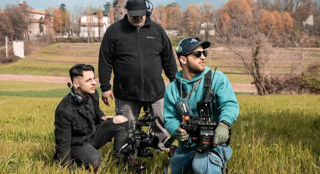 Operatori video professionisti su set esterno con gimbal e cinepresa