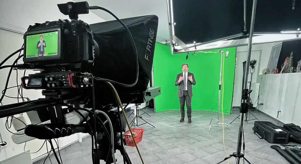 riprese video in sala posa con green screen sul set