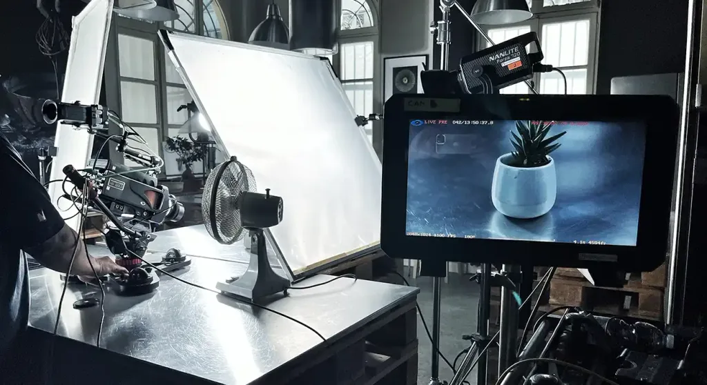 Allestimento studio video professionale con softbox e monitor di regia