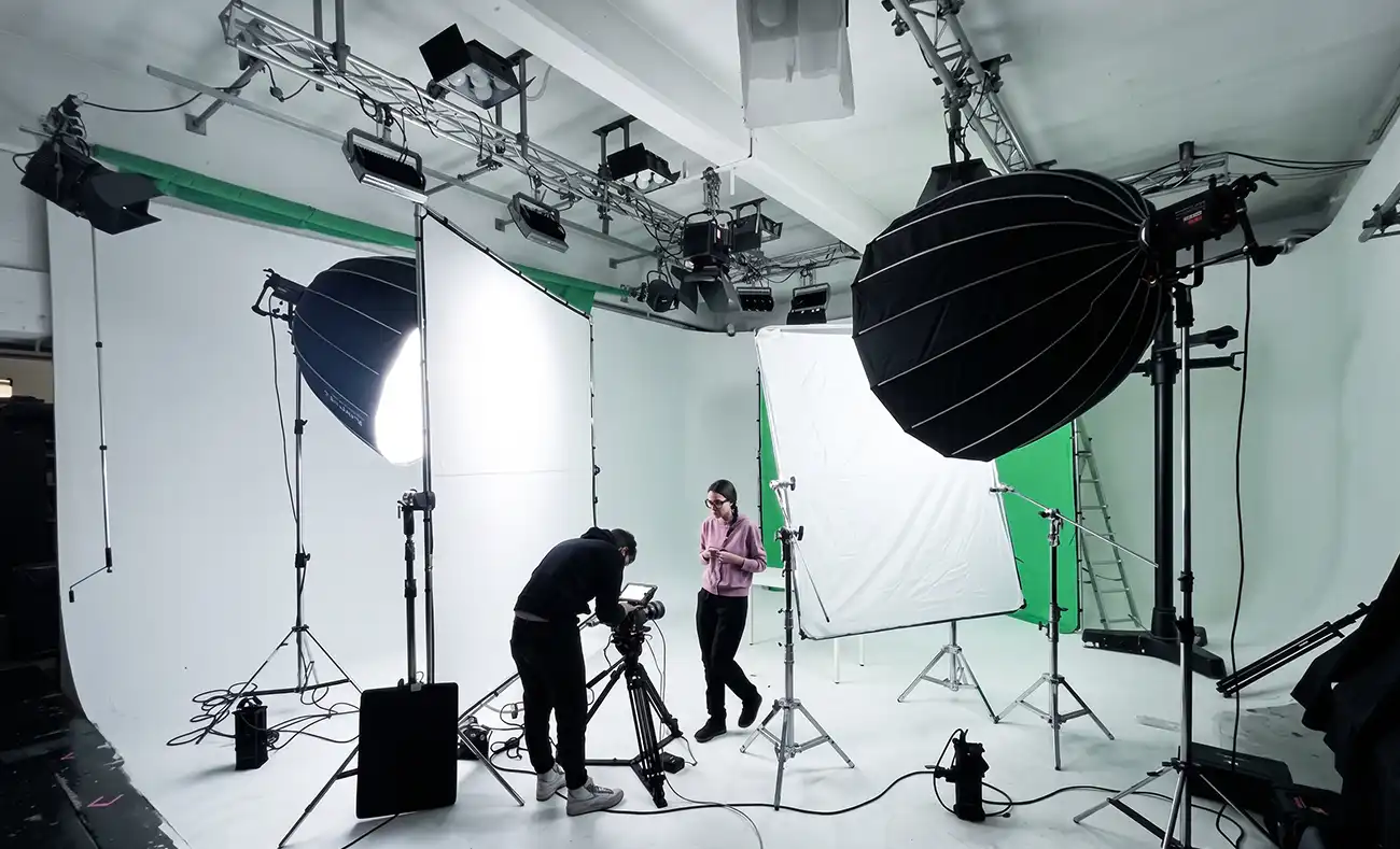 Sala posa fotografica professionale con schema luci a softbox e green screen