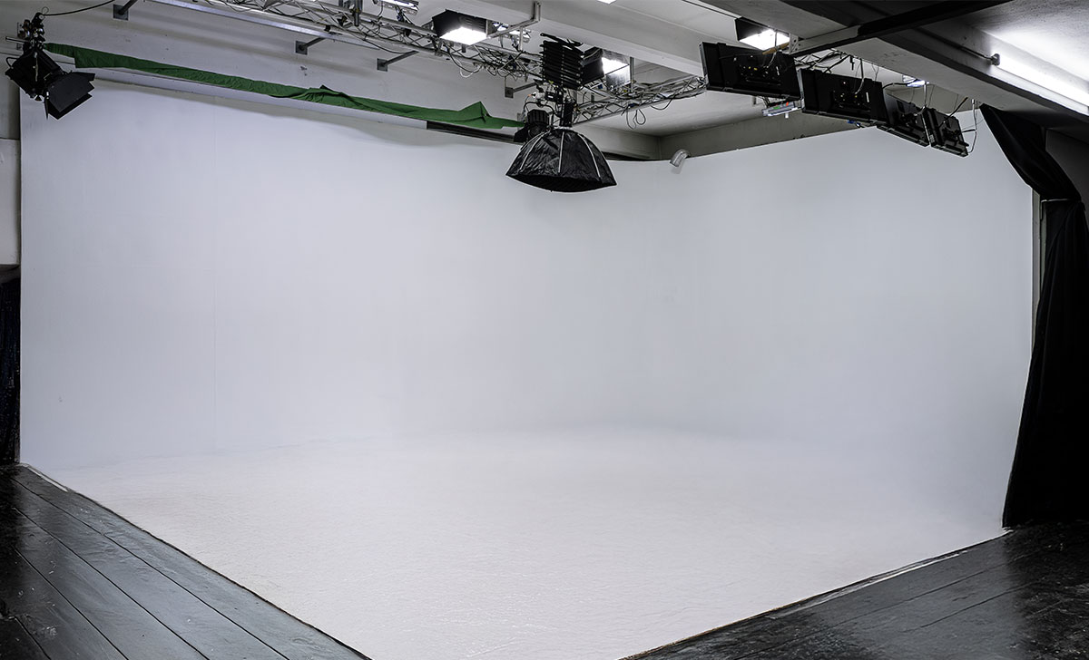 Ciclorama bianco di sala posa fotografica
