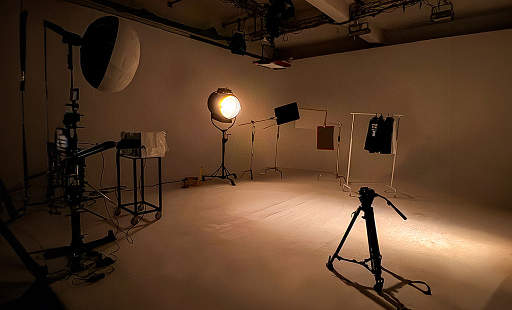 Set fotografico con illuminazione a luce calda